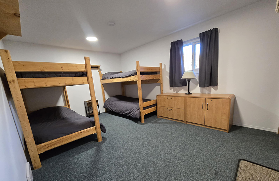 room-4-lodging-outfitters-shipman-saskatchewan-01a