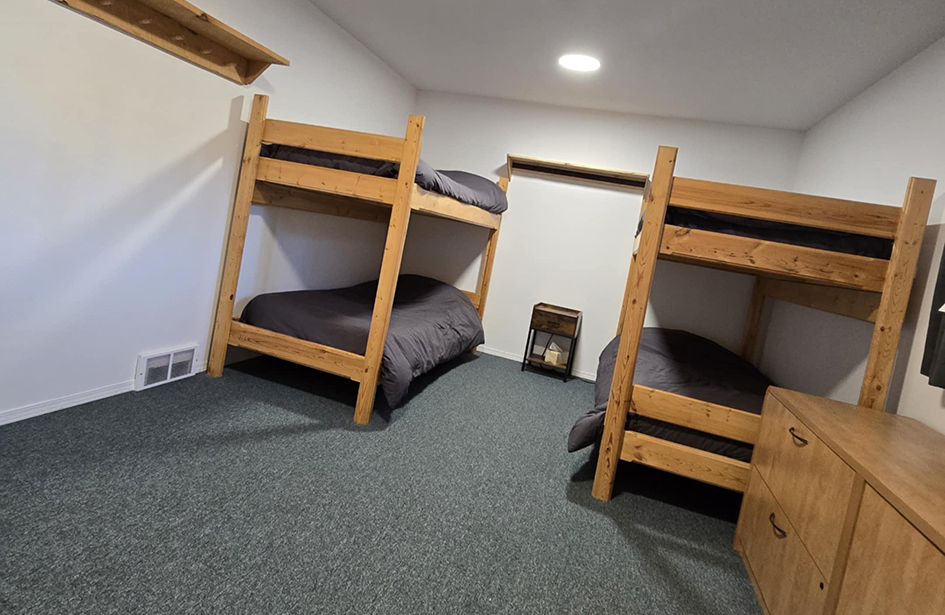 room-4-lodging-outfitters-shipman-saskatchewan-01b