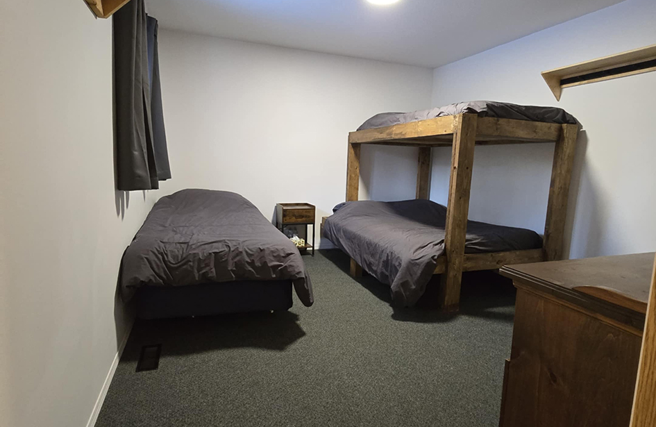 room-5-lodging-outfitters-shipman-saskatchewan-01a