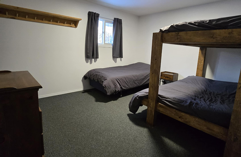 room-5-lodging-outfitters-shipman-saskatchewan-01b